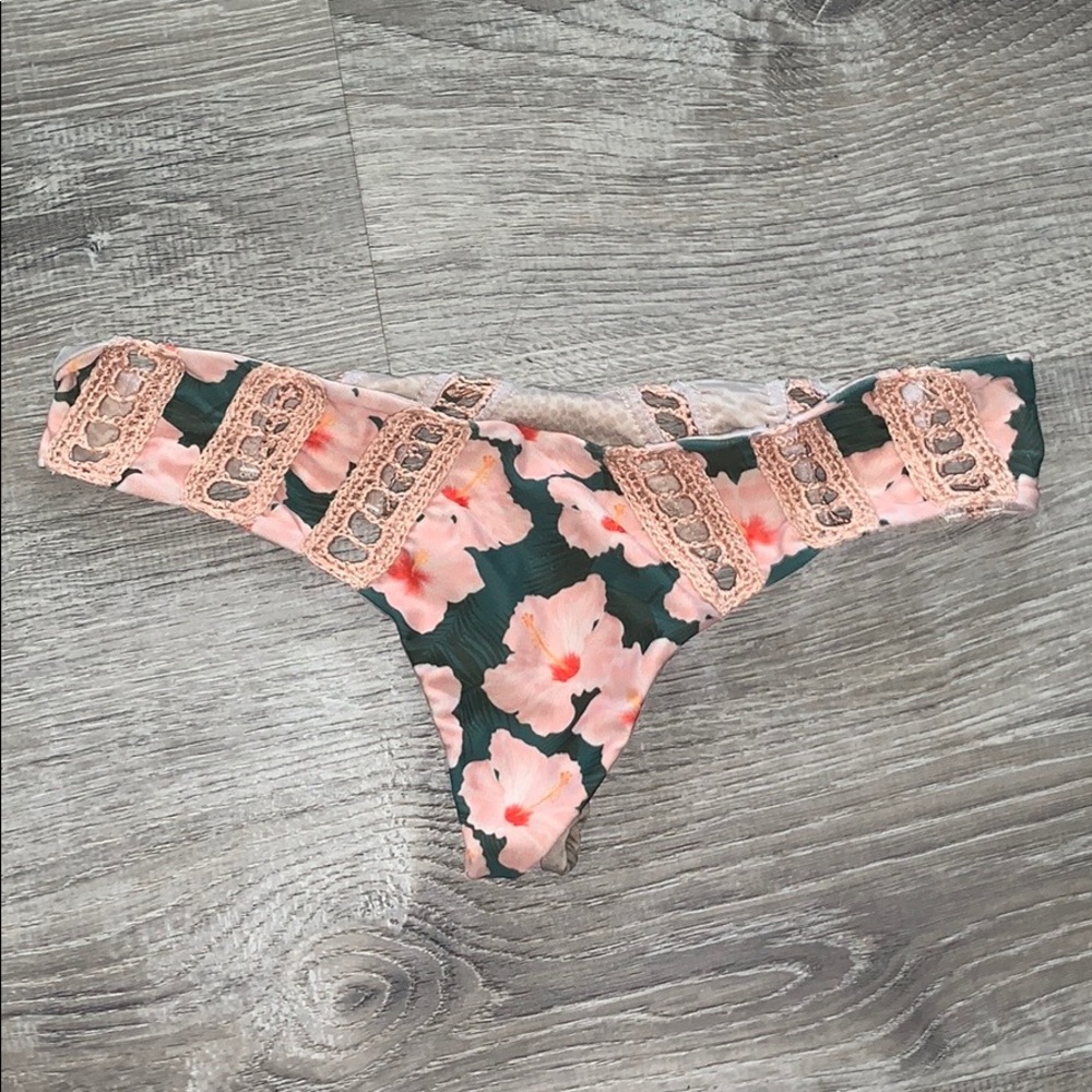 Acacia Chuns bottoms💚